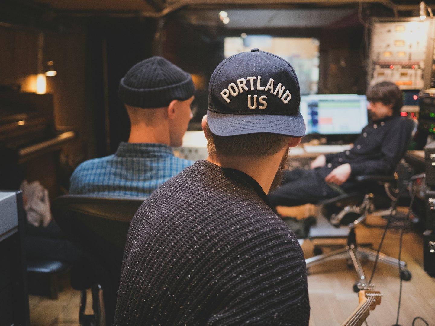 Menschen, die in einem Tonstudio zusammenarbeiten.